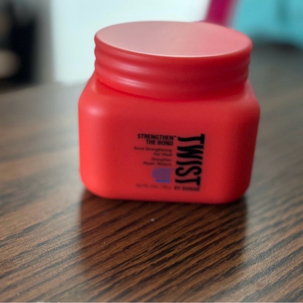 Twist Hair Styling gel in Red Jar